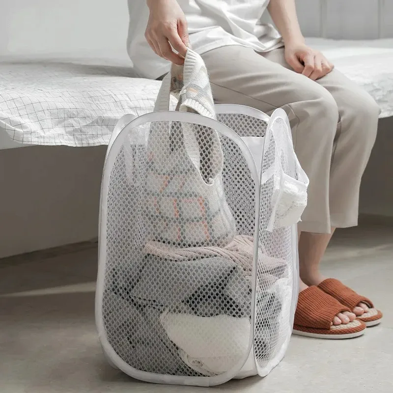 Panier à linge dans un intérieur lumineux