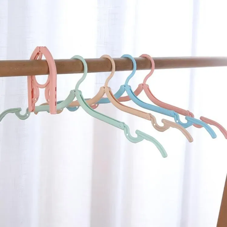 Cintres pliants dans un dressing