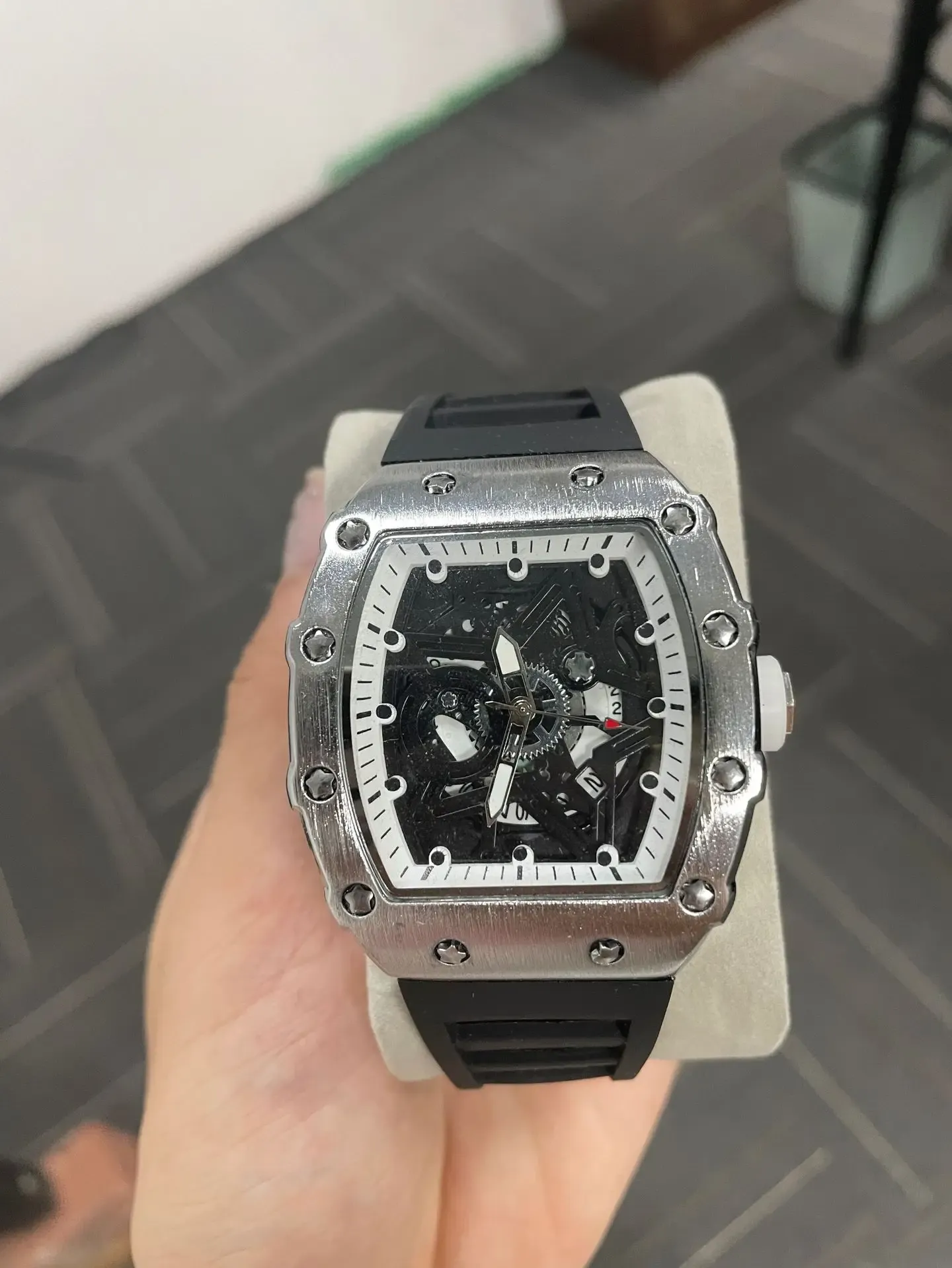 Montre homme de luxe, finitions soignées