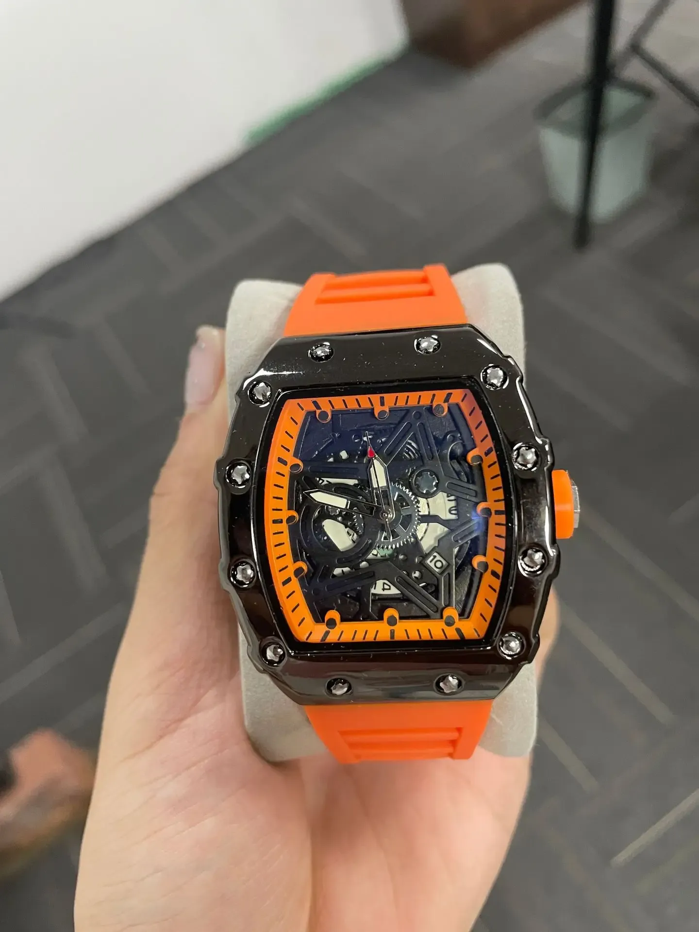 Montre homme de luxe sous différents angles