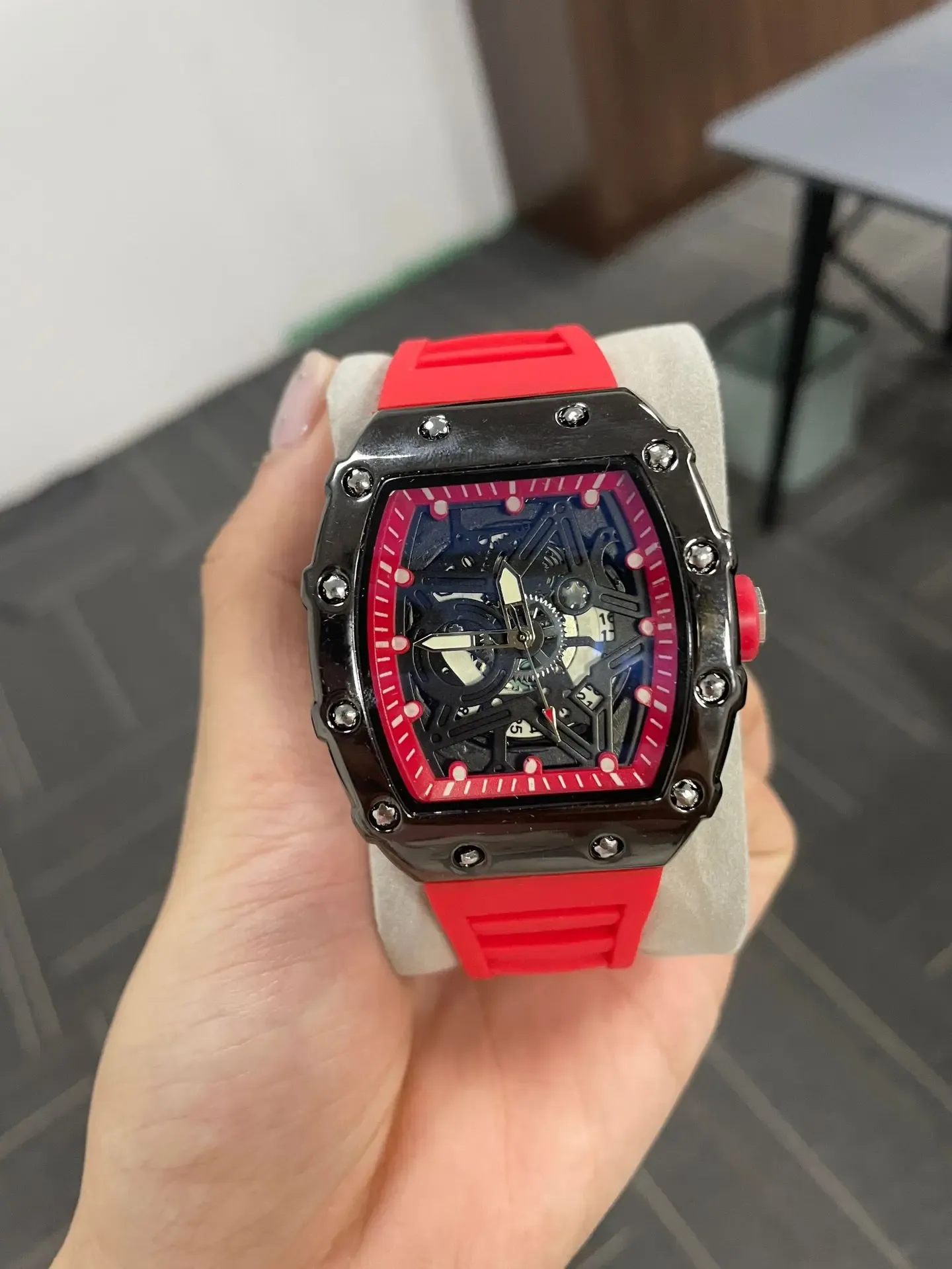 Montre homme de luxe en situation