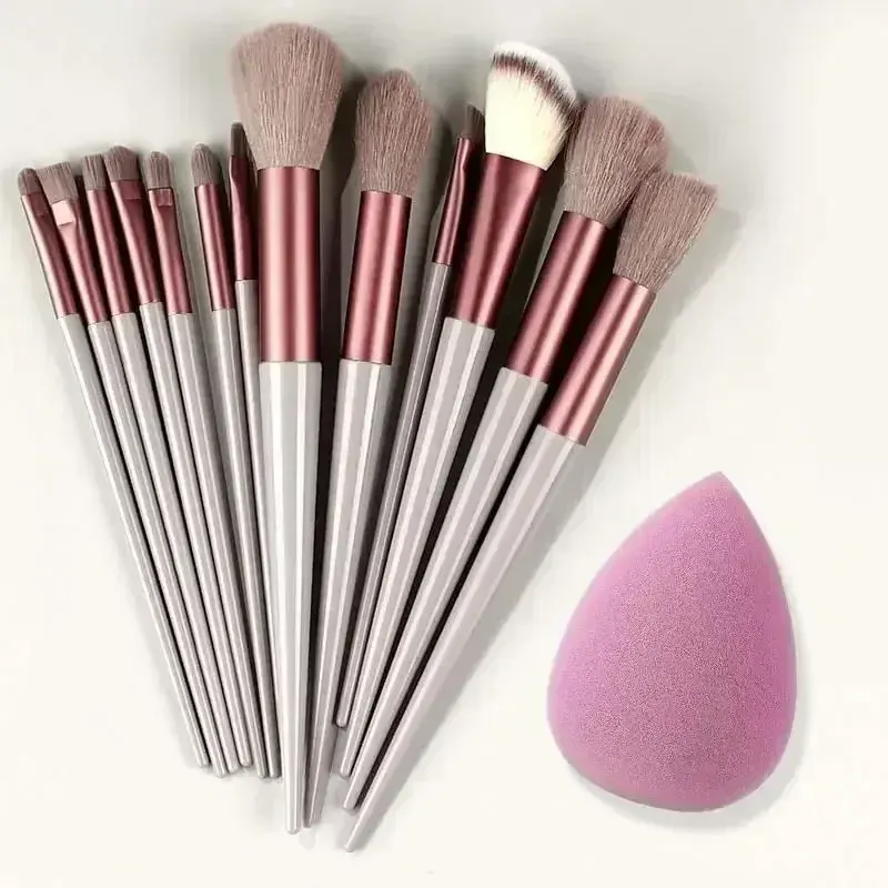 Pinceaux de maquillage en situation