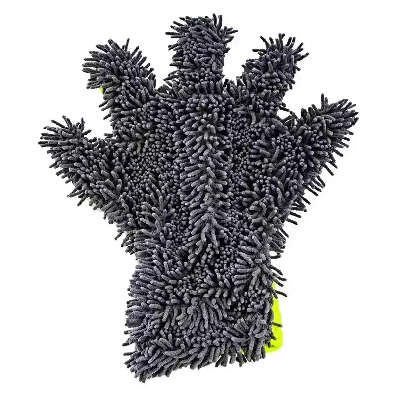 Entretien intérieur avec le gant microfibre