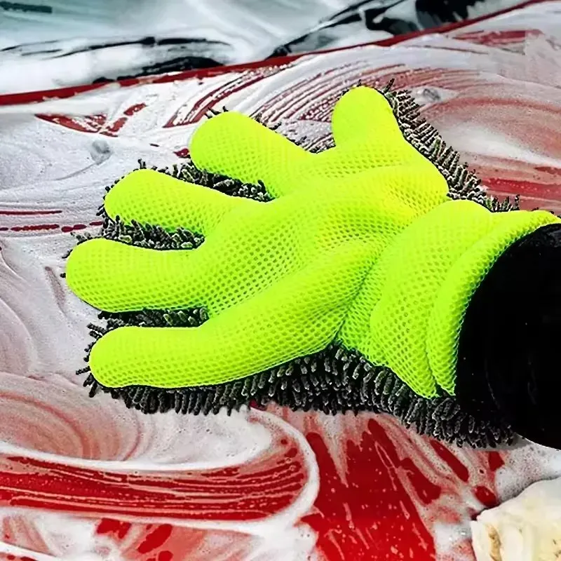 Gant de lavage en utilisation sur carrosserie
