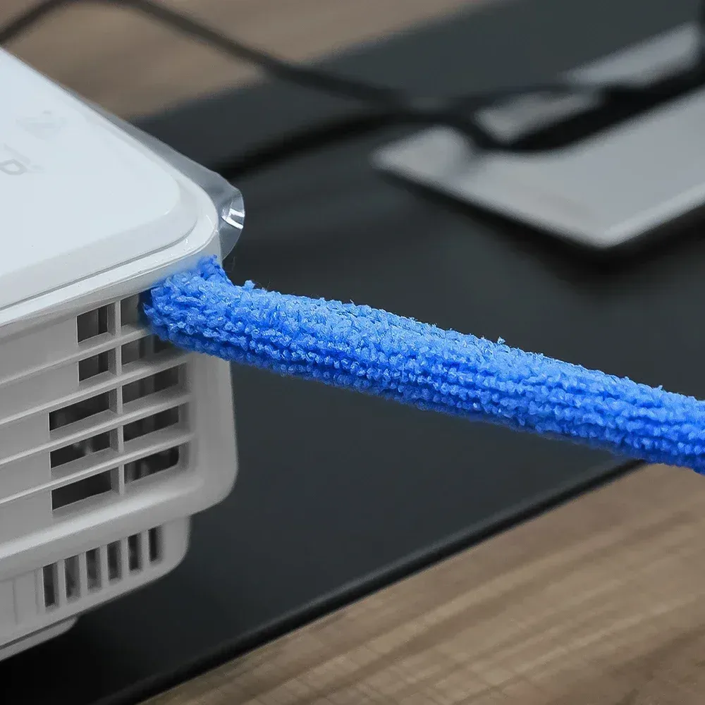 Nettoyage d'un tableau de bord avec la brosse de détail