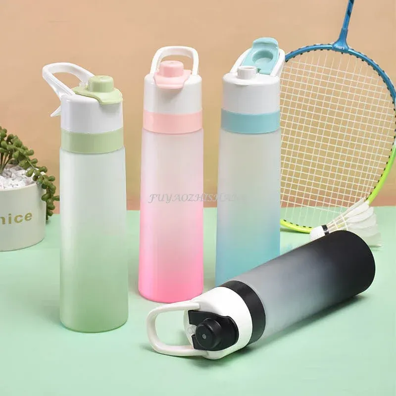 Gourde de sport pour femme, vue d'ensemble au design épuré