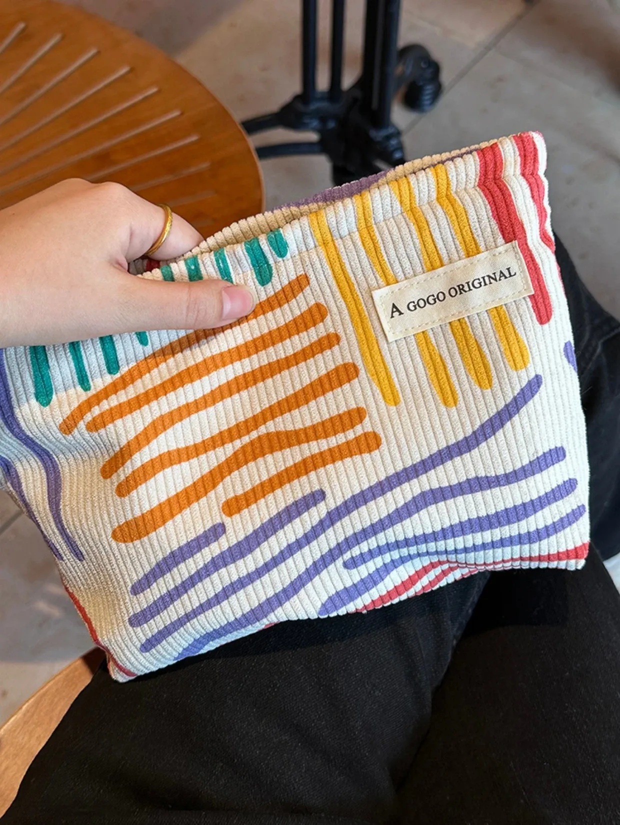 Organisation des produits de beauté dans la pochette