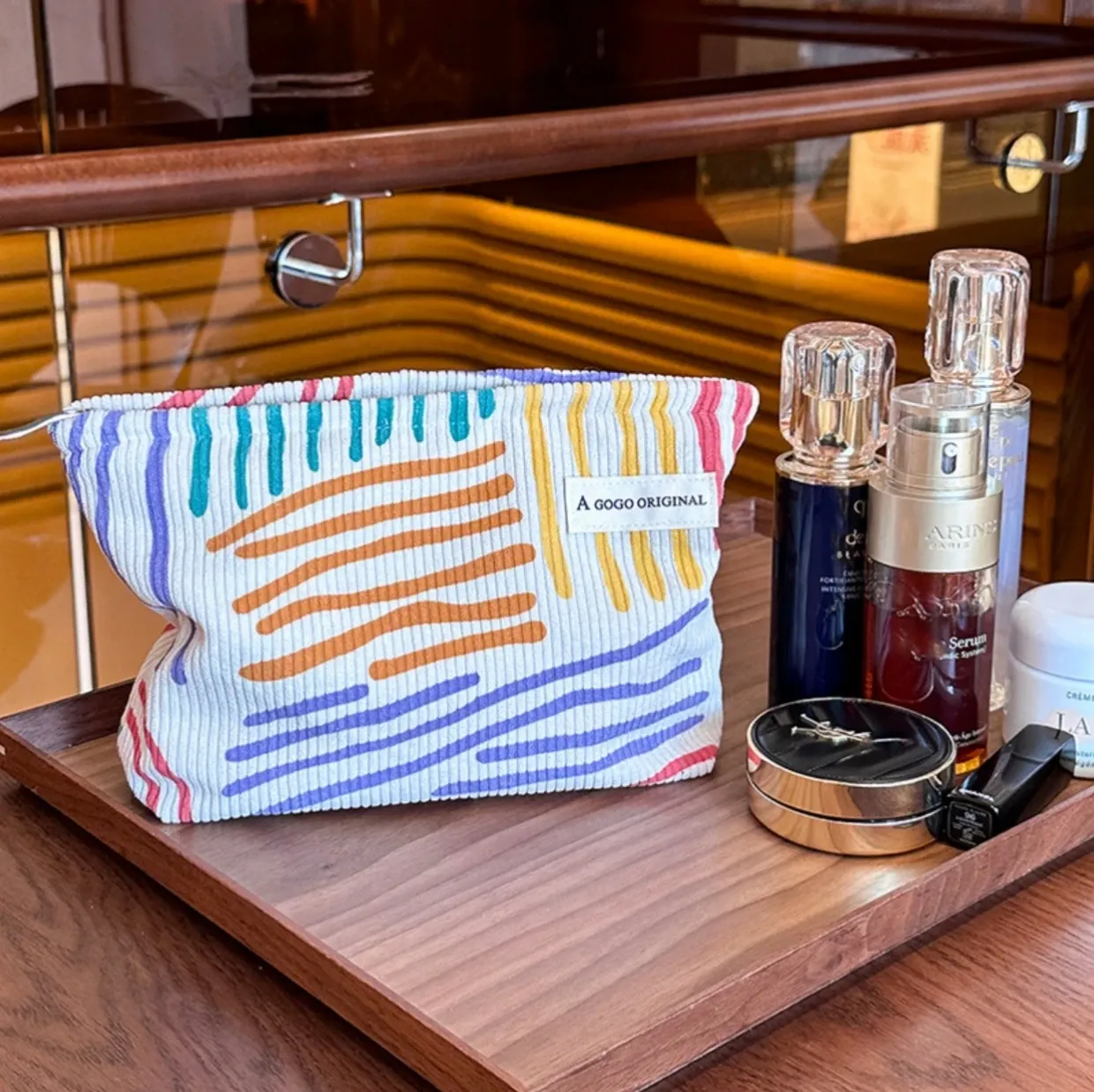 Vue d'ensemble de la pochette à cosmétiques en velours côtelé