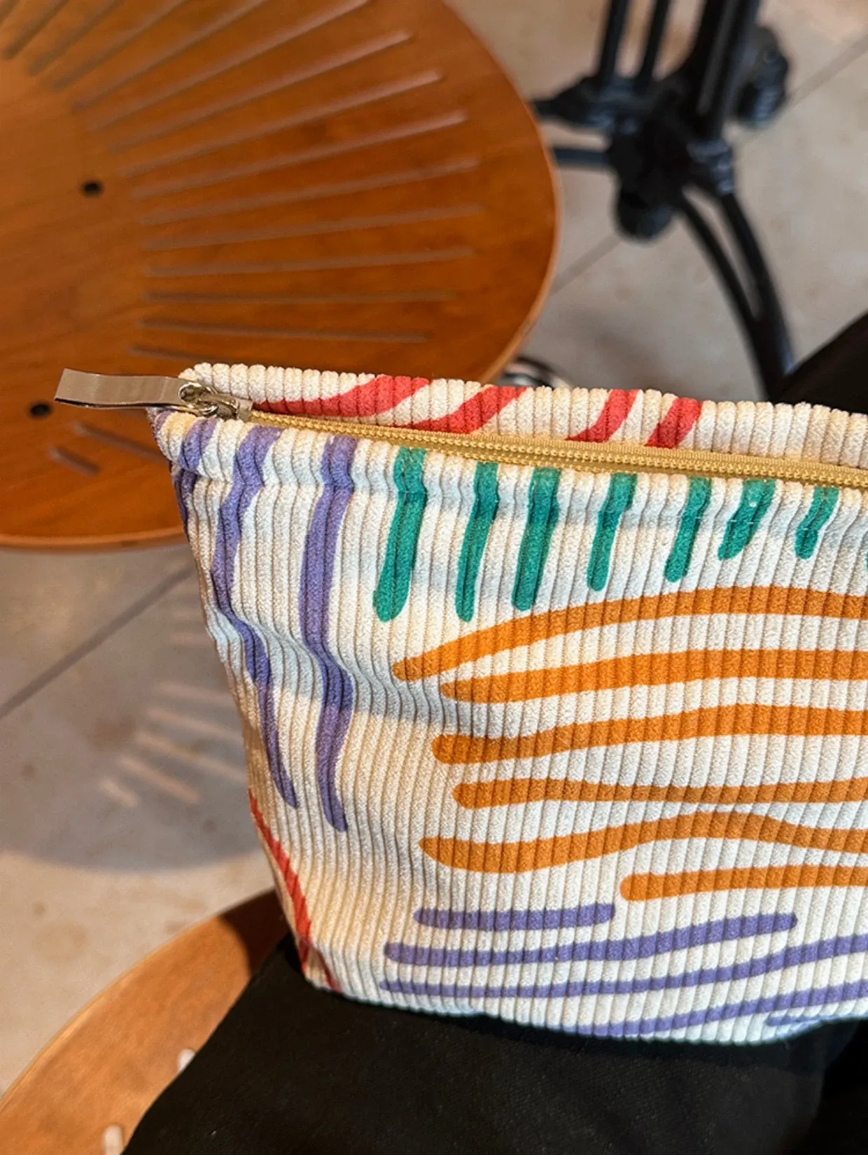 Pochette à cosmétiques en situation de voyage