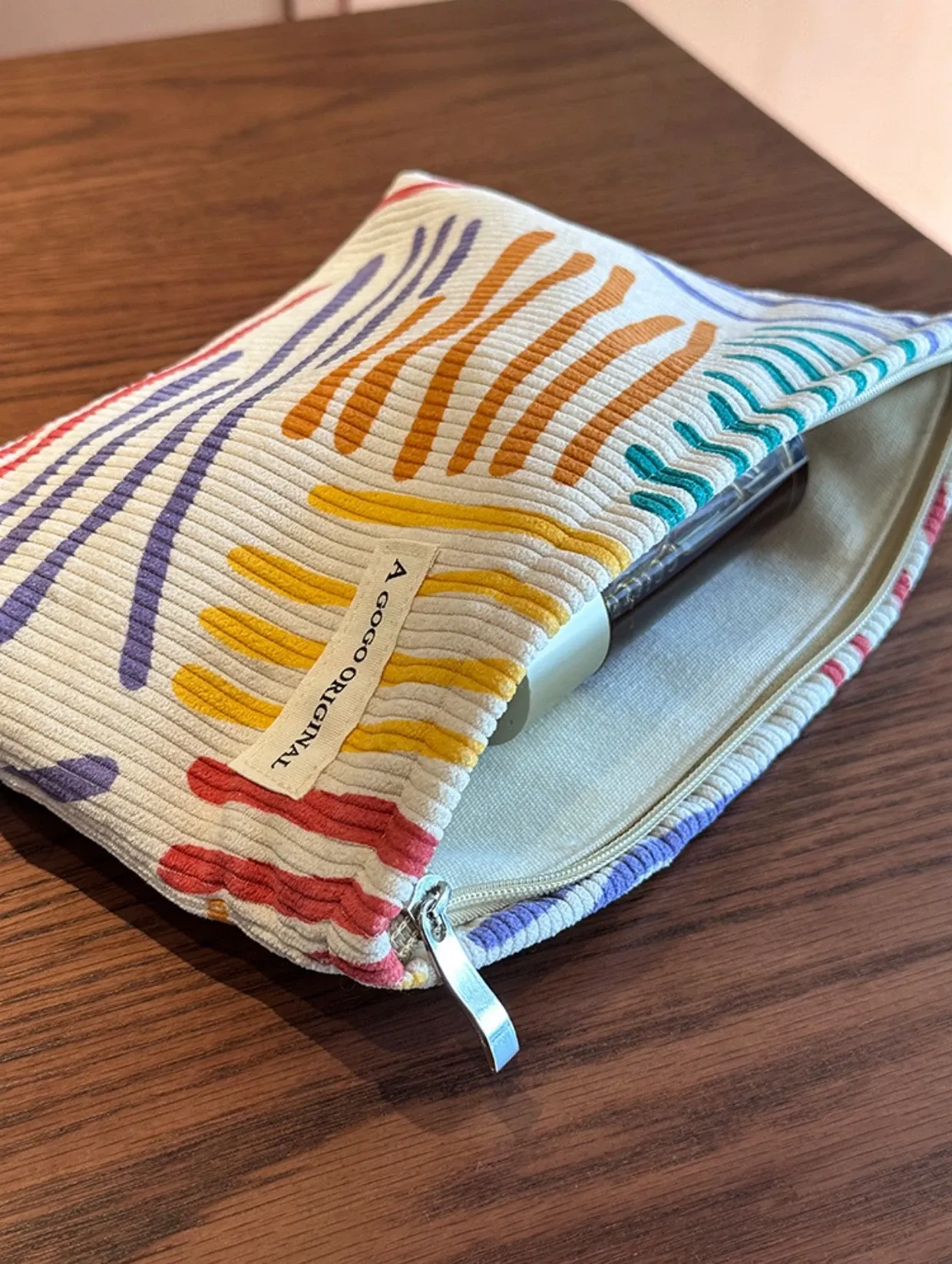 Pochette à cosmétiques dans un décor épuré