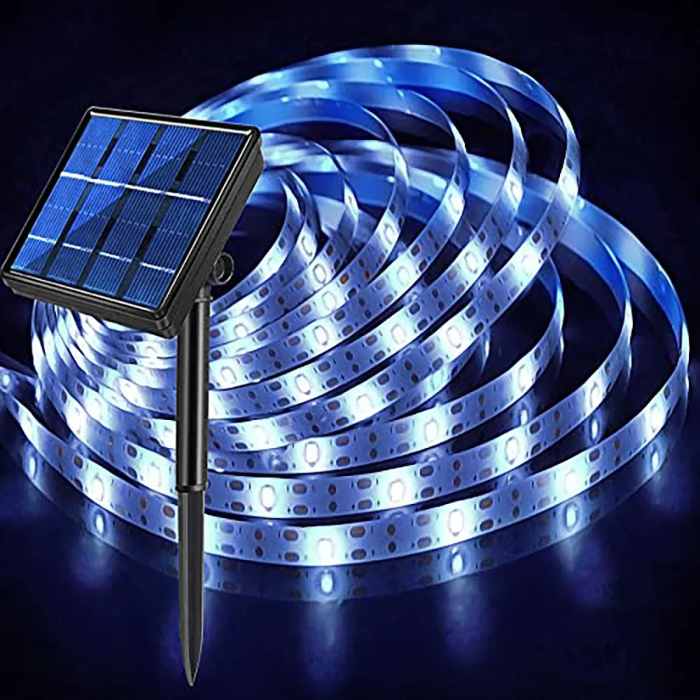 Bande lumineuse solaire illuminant un jardin le soir