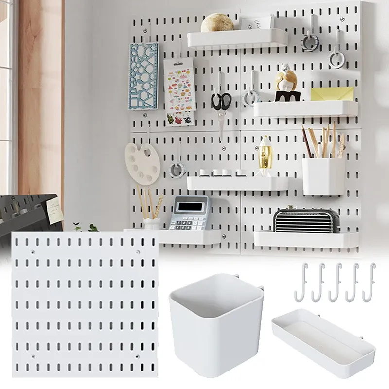Panneau perforé blanc dans un intérieur contemporain