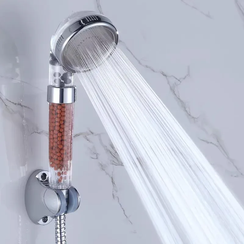 Pommeau de douche avec billes filtrantes minérales installées