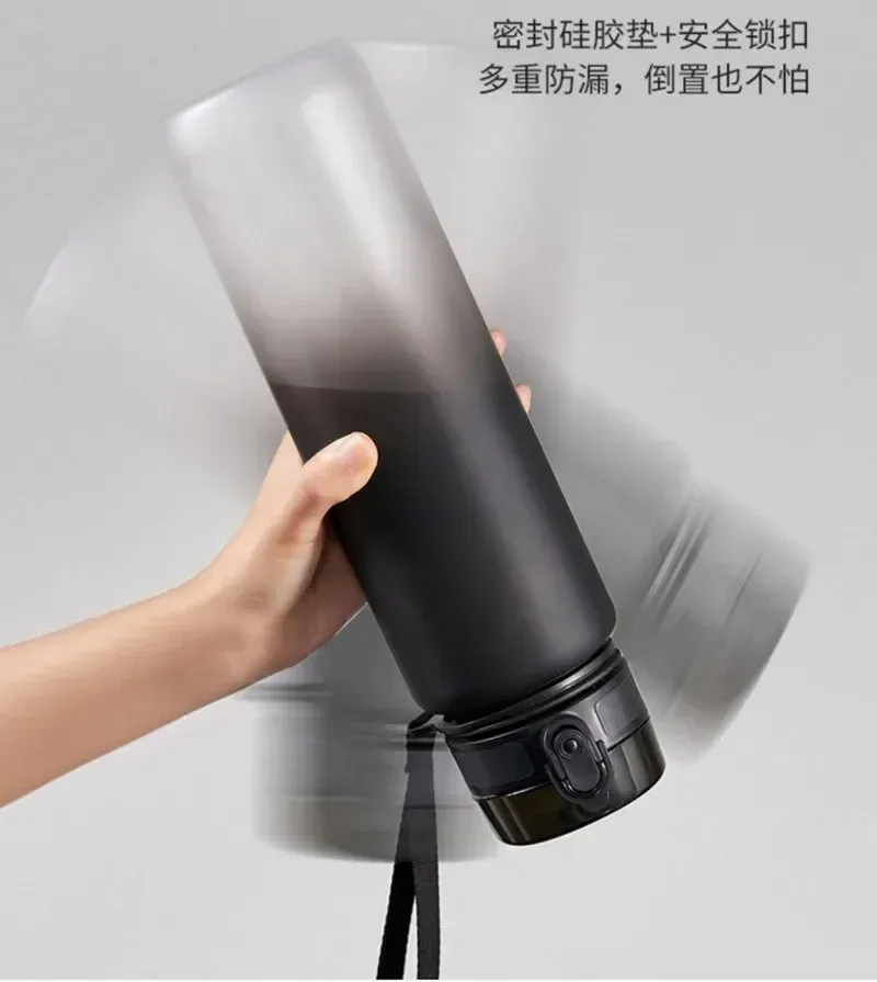 Bouteille d'eau de sport 1 litre en situation d'utilisation