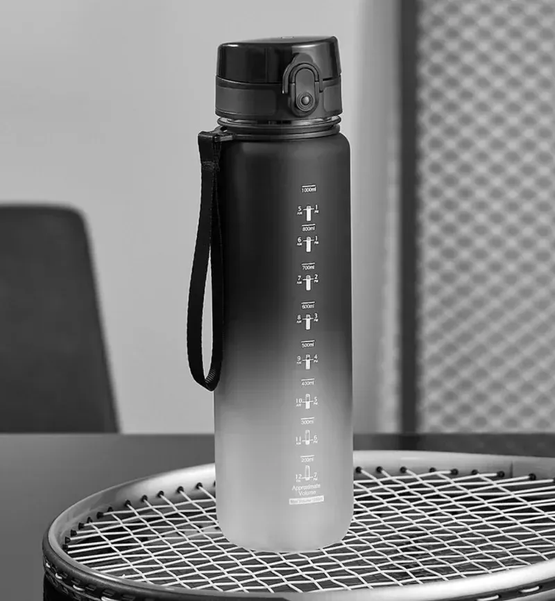 Bouteille d'eau de sport 1 litre, vue sous un autre angle
