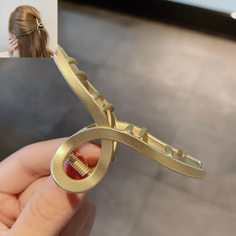 Pince à cheveux géométrique ajourée en métal pour femme 36