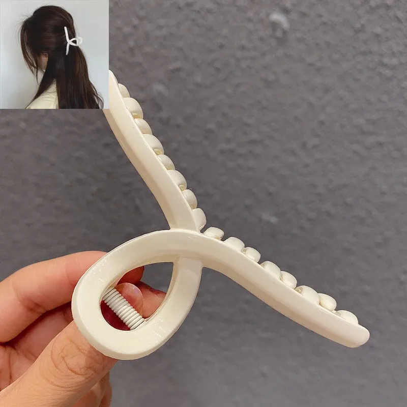 Pince à cheveux géométrique ajourée en métal pour femme 24