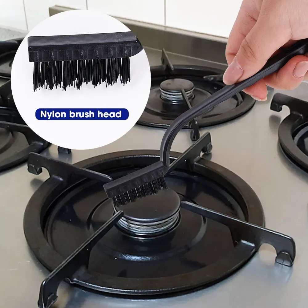 Brosse de nettoyage utilisée sur une cuisinière