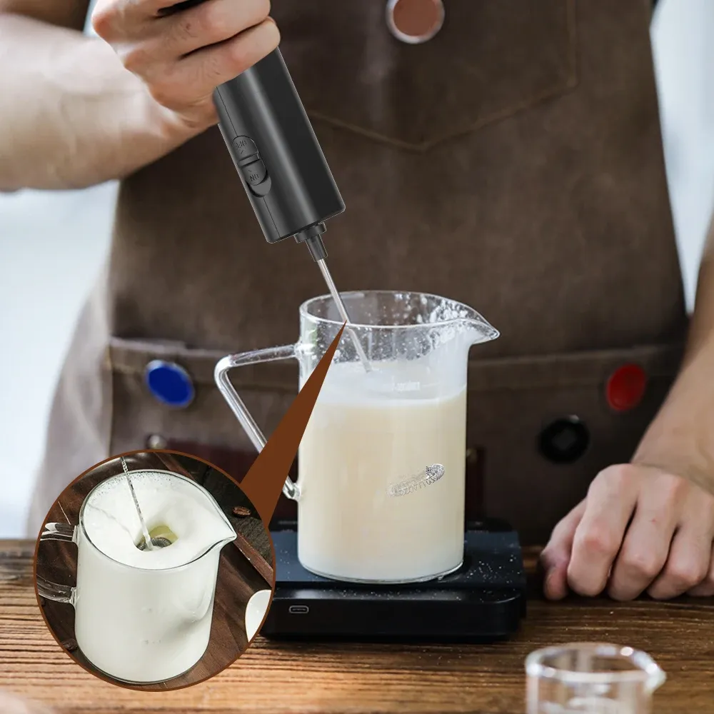 Mini mousseur de lait électrique, modèle C, en situation
