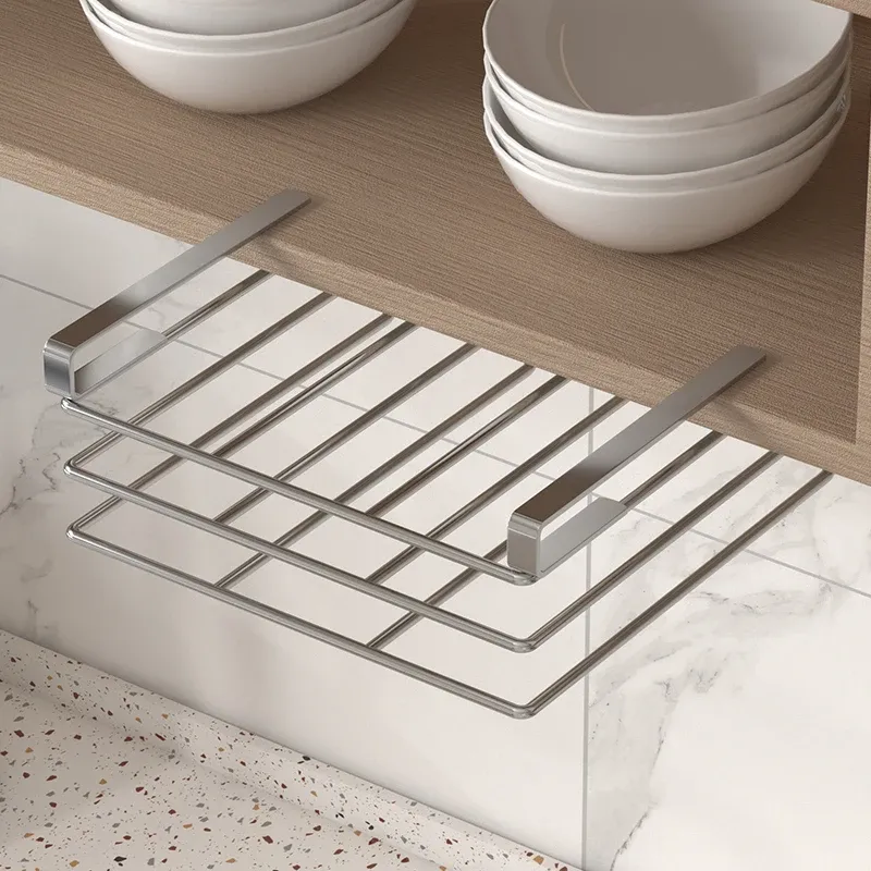 Ustensiles de cuisine organisés sur le support