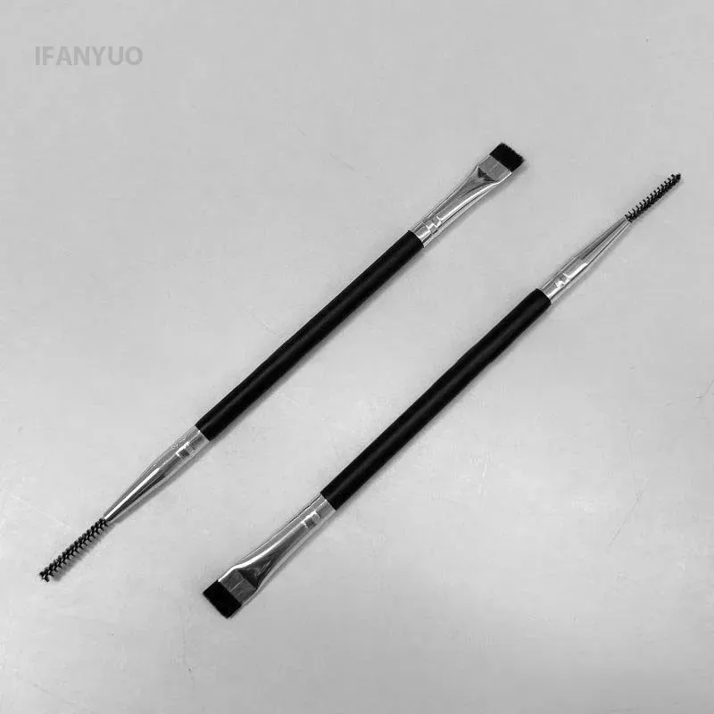Brosse à cils double tête, utilisation