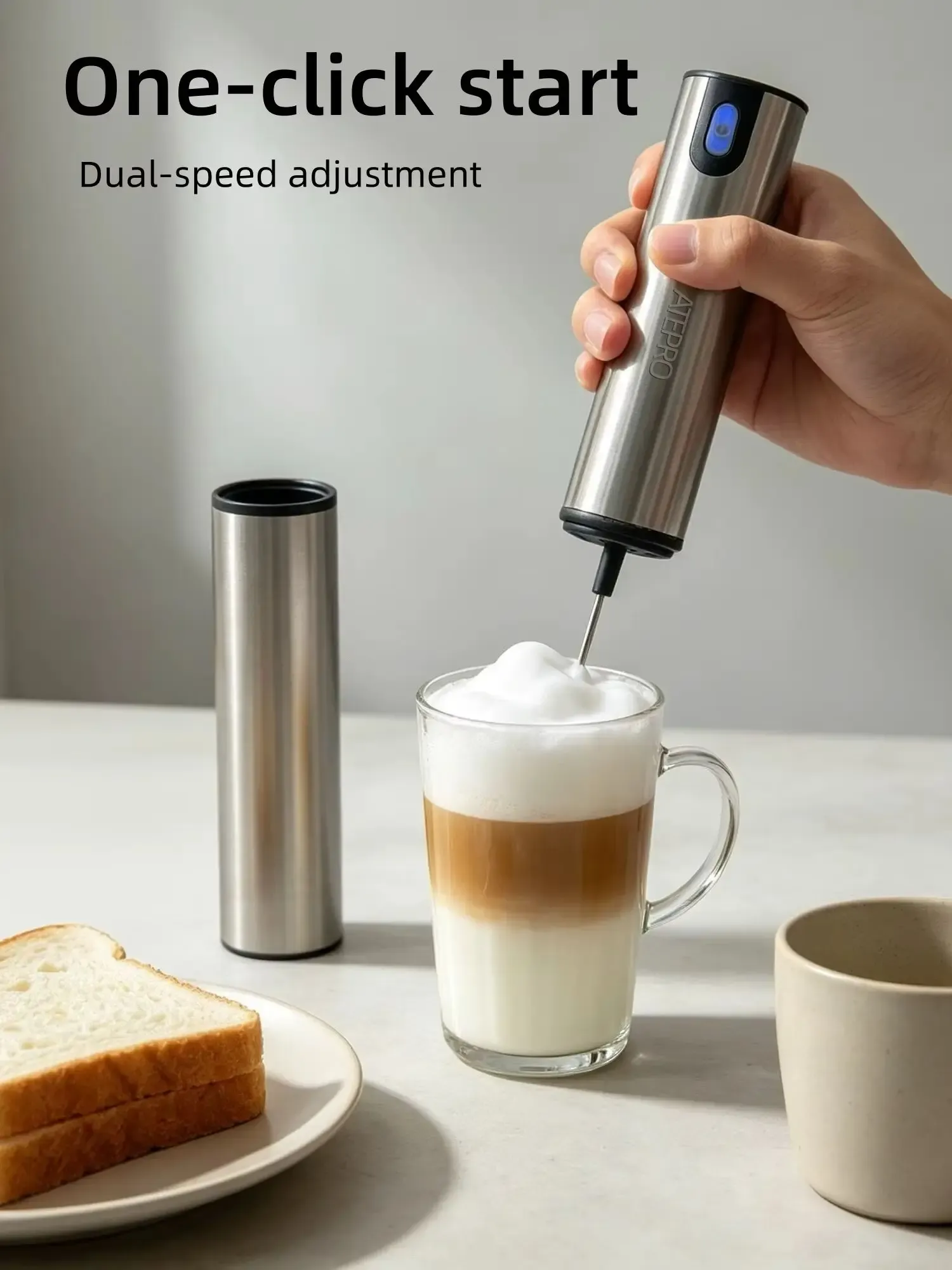 Mousseur à lait posé à côté d'une tasse de café