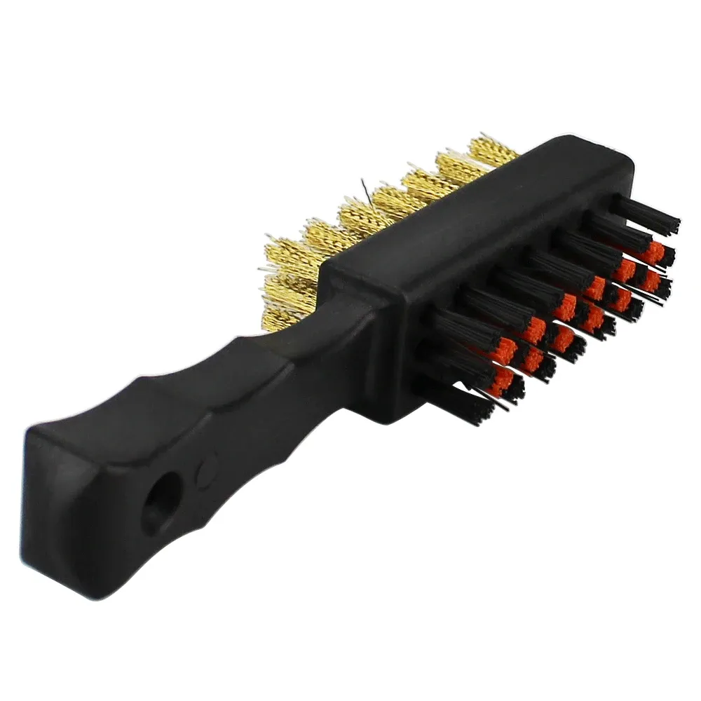Brosse de nettoyage de golf en situation d'utilisation