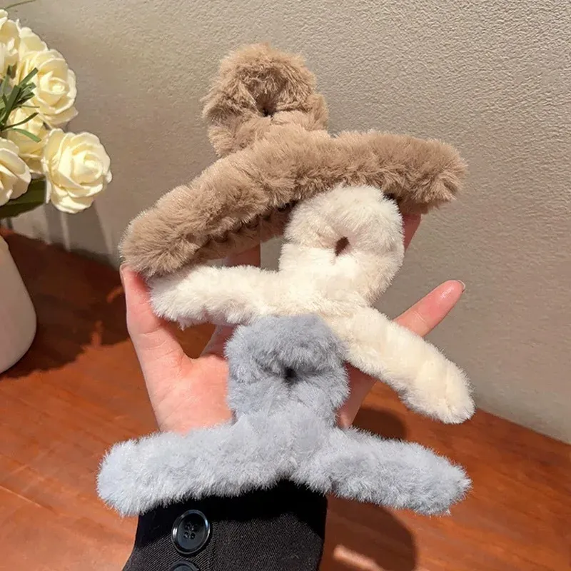 Griffe en peluche sur fond neutre