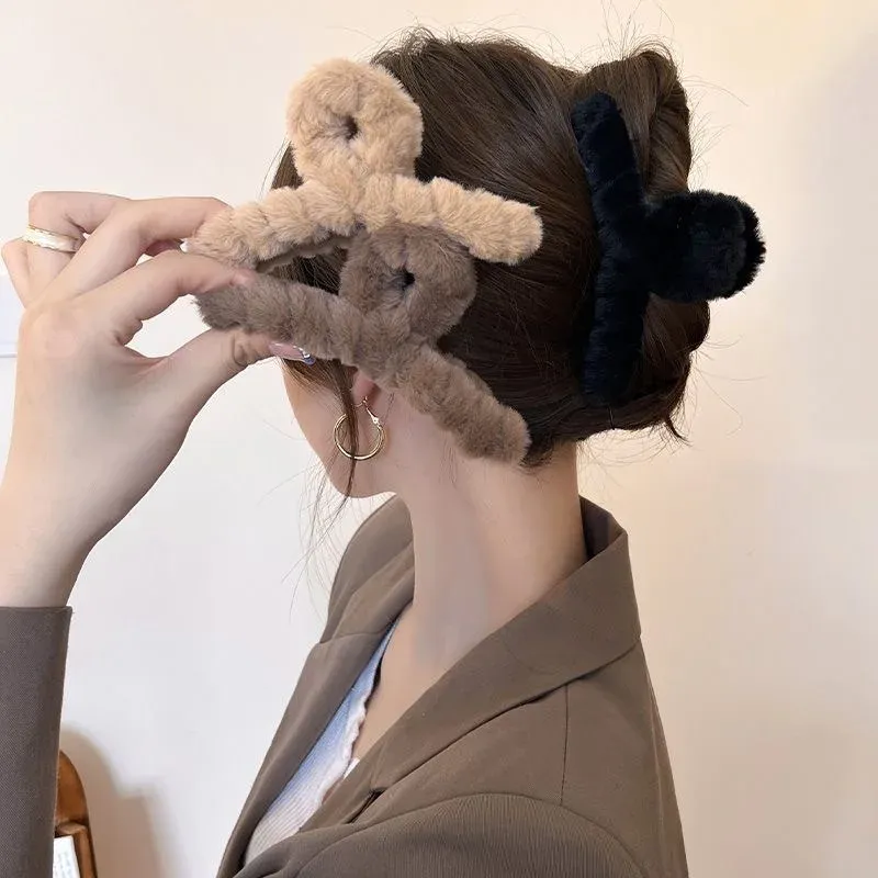 Griffe en peluche portée dans une coiffure