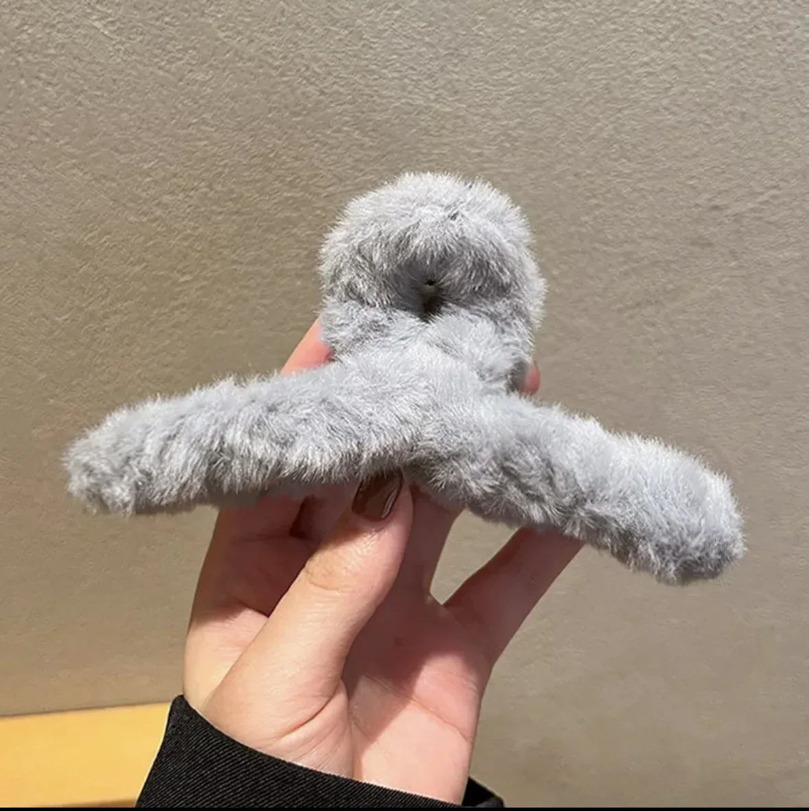 Griffe en peluche portée au quotidien