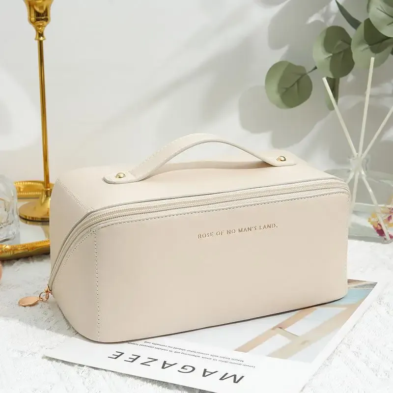 Trousse de toilette pour femme vue de profil