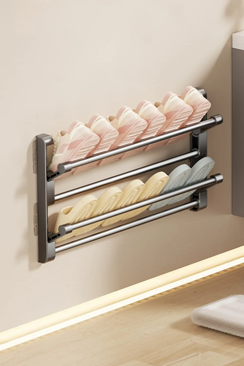 Organisation de la salle de bain avec étagère murale