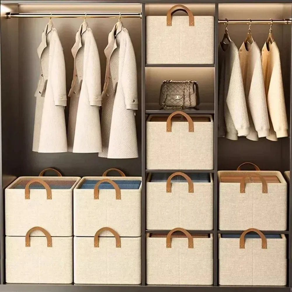 Boîte de rangement en tissu dans un dressing
