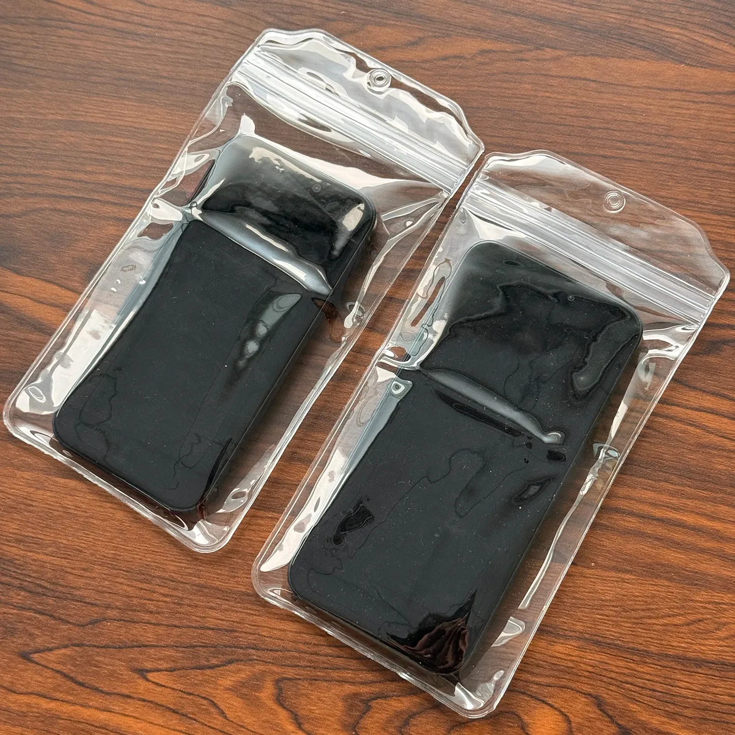 Étui de protection universel étanche pour smartphone, compatible iPhone 16 et 17, Samsung et Xiaomi, ajustable et sécurisé, idéal pour la plage et les voyages 2