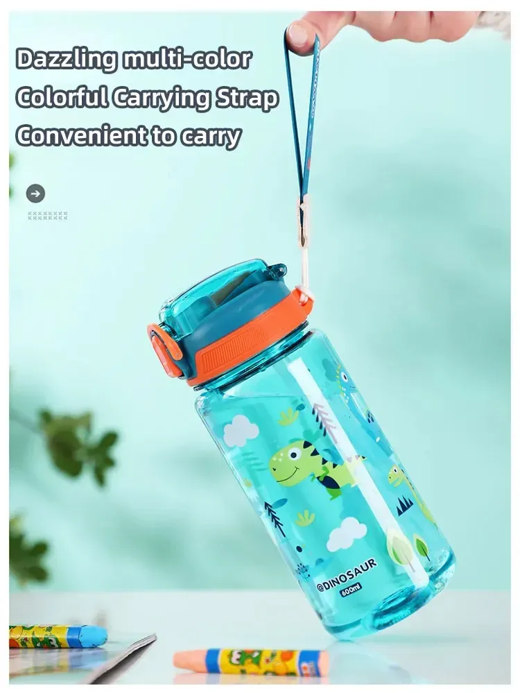 Gourde dinosaure pour enfants en situation d'utilisation