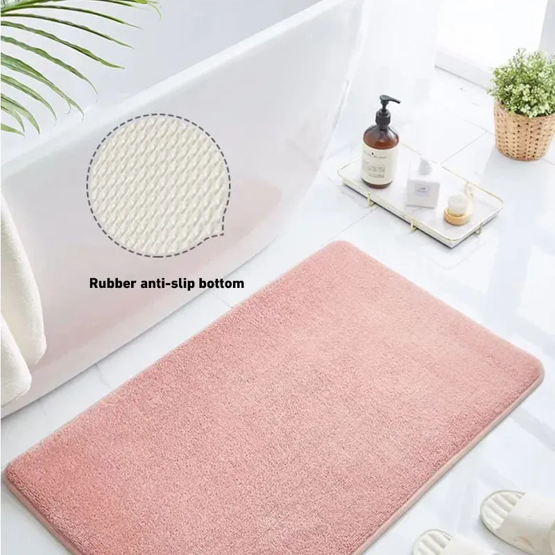 Tapis de bain intégré dans une salle de bain moderne