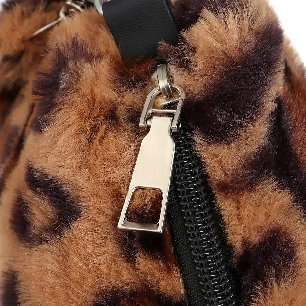 Sac à bandoulière léopard, vue latérale