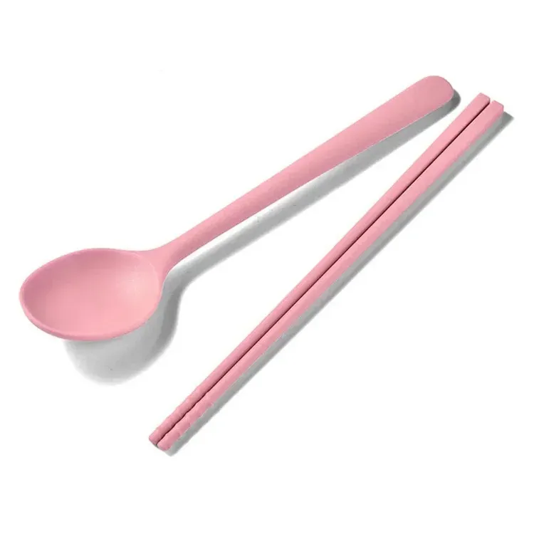 Ustensiles de table élégants en gros plan