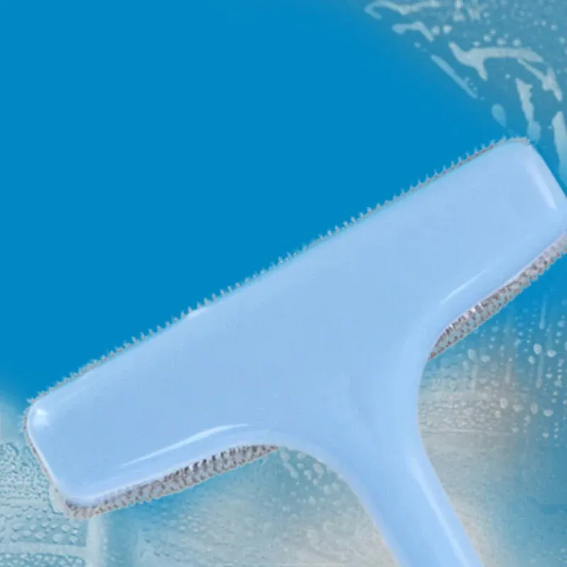 Brosse rétractable en utilisation sur une fenêtre