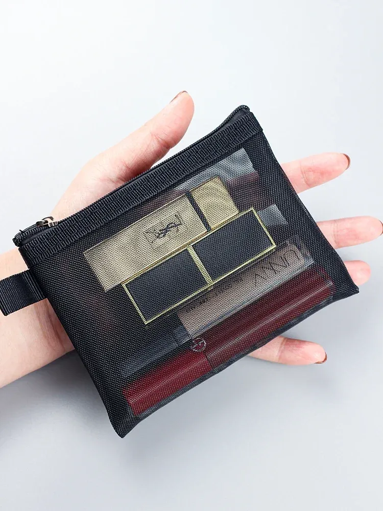 Pochette de maquillage transparente en contexte lifestyle