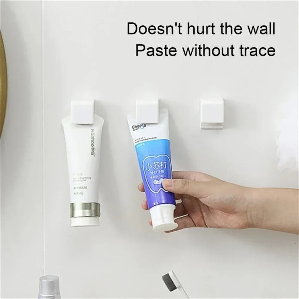 Porte-brosse à dents mural installé dans une salle de bain