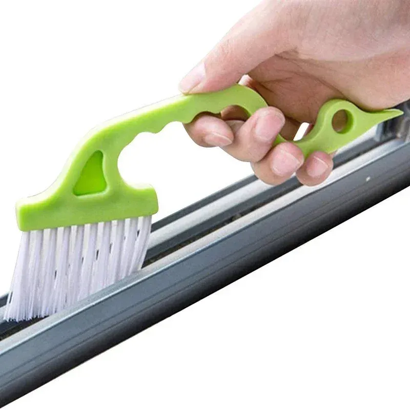 Nettoyage des rails de fenêtre avec la brosse