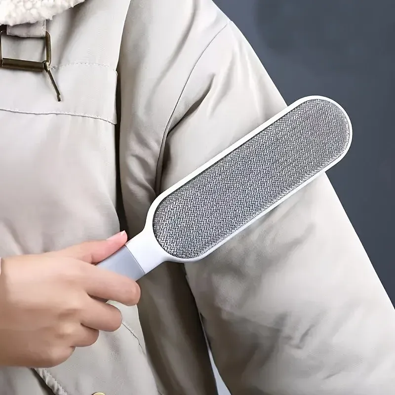 Brosse électrostatique pour un intérieur soigné
