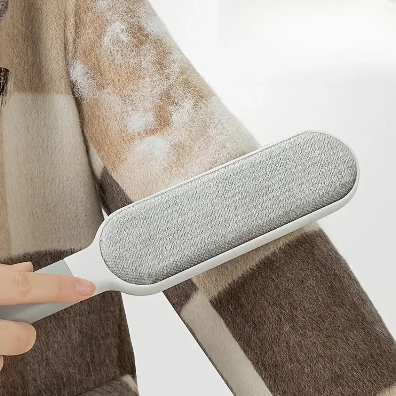 Nettoyage d'un coussin avec la brosse