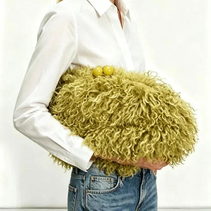 Sac à main en fausse fourrure à fermoir Kisslock pour femme, pochette d'hiver chaude et moelleuse avec cadre et chaîne bandoulière, gris foncé, rouge, jaune - Image 1