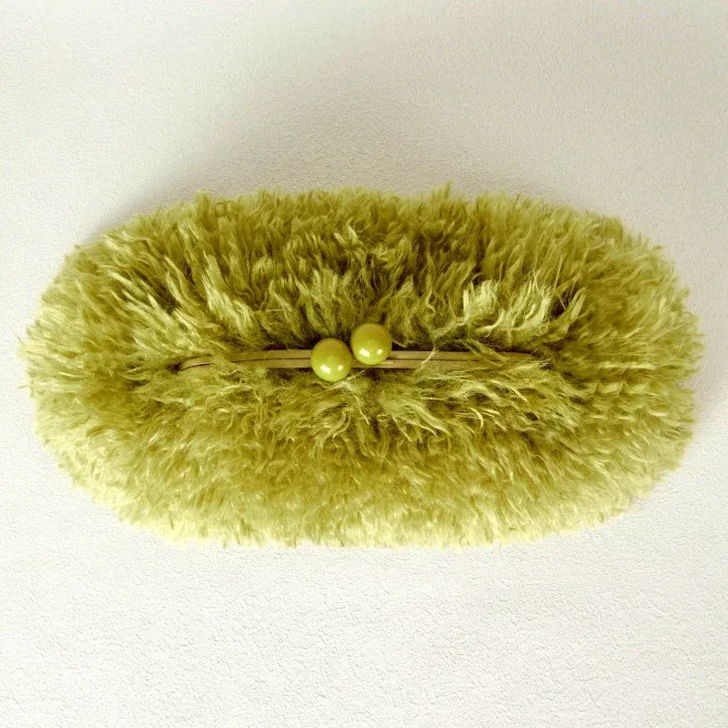 Sac à main en fausse fourrure à fermoir Kisslock pour femme, pochette d'hiver chaude et moelleuse avec cadre et chaîne bandoulière, gris foncé, rouge, jaune 2