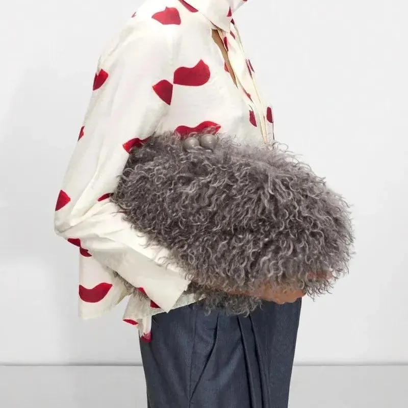 Sac à main en fausse fourrure à fermoir Kisslock pour femme, pochette d'hiver chaude et moelleuse avec cadre et chaîne bandoulière, gris foncé, rouge, jaune 5