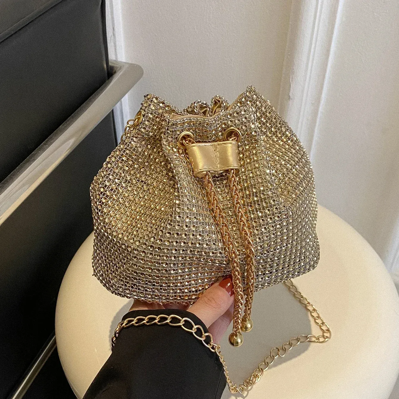 Sac seau mis en valeur dans un univers lifestyle
