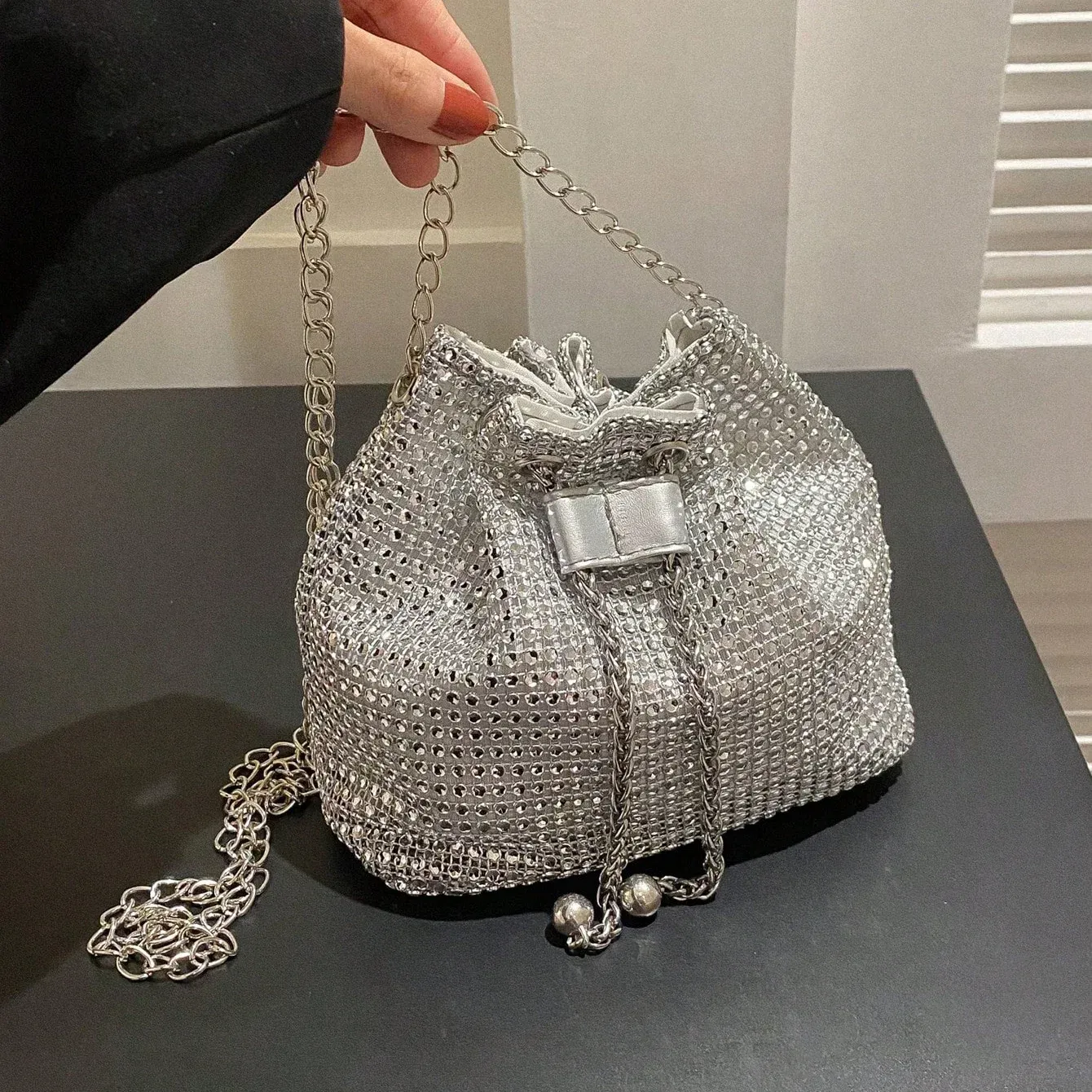 Sac seau porté en bandoulière au quotidien