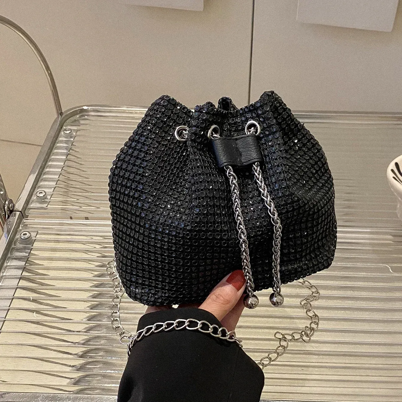 Cordon orné de strass en gros plan